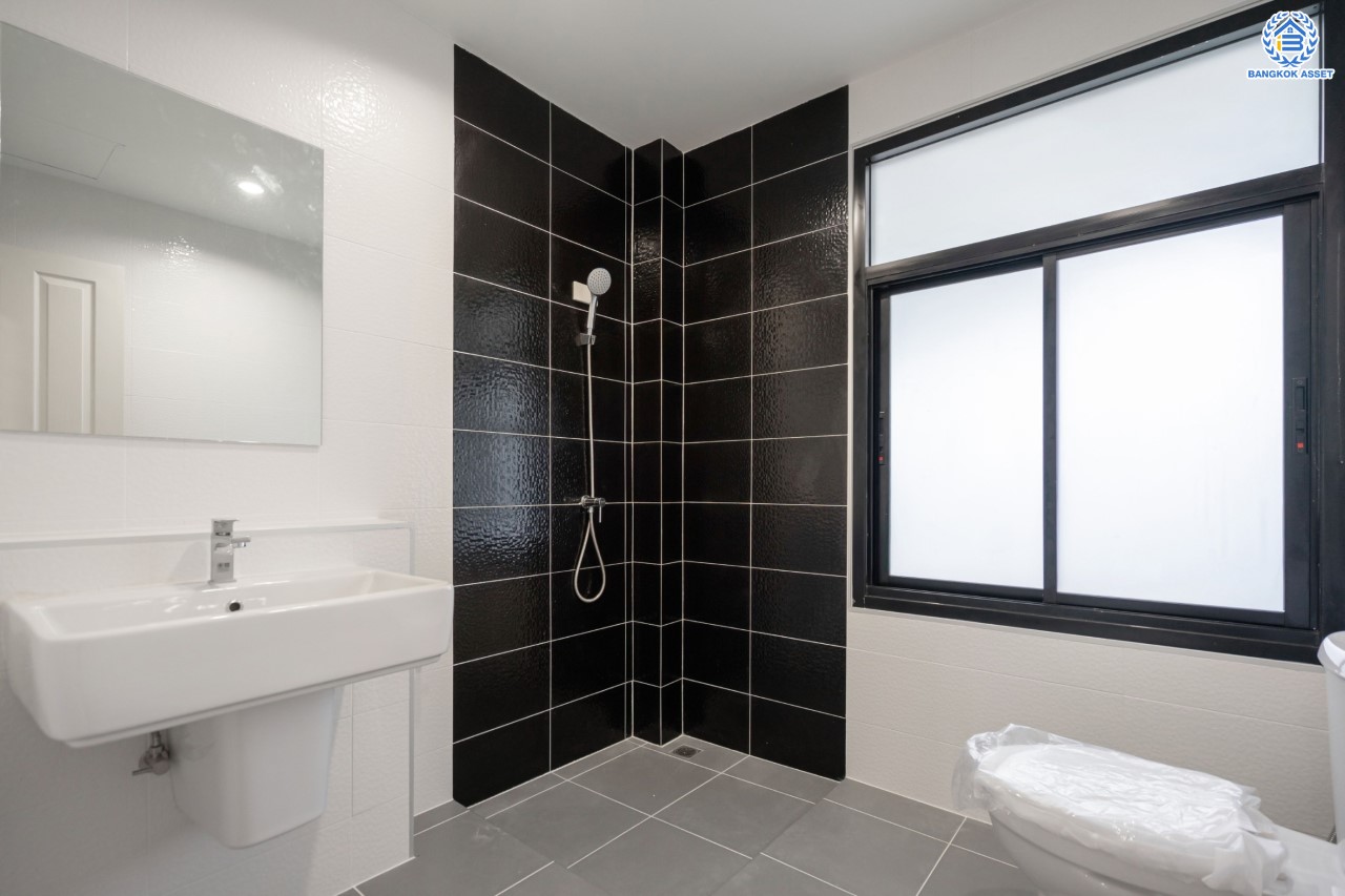 บ้านมือสองตกแต่งใหม่ ดีไซน์สวย ม.บ้านช่อชัยพฤกษ์ จรัญฯ-ปิ่นเกล้า เนื้อที่ 47.5 ตร.ว. ฟังก์ชัน 3 ห้องนอน 3 ห้องน้ำ จอดรถได้ 2 คัน รองรับทุกกิจกรรม บนทำเลเชื่อมต่อหลายเส้นทาง ใกล้จุดขึ้นทางด่วน "ศรีรัช" และรถไฟฟ้าสายสีแดง "สถานีบางบำหรุ"